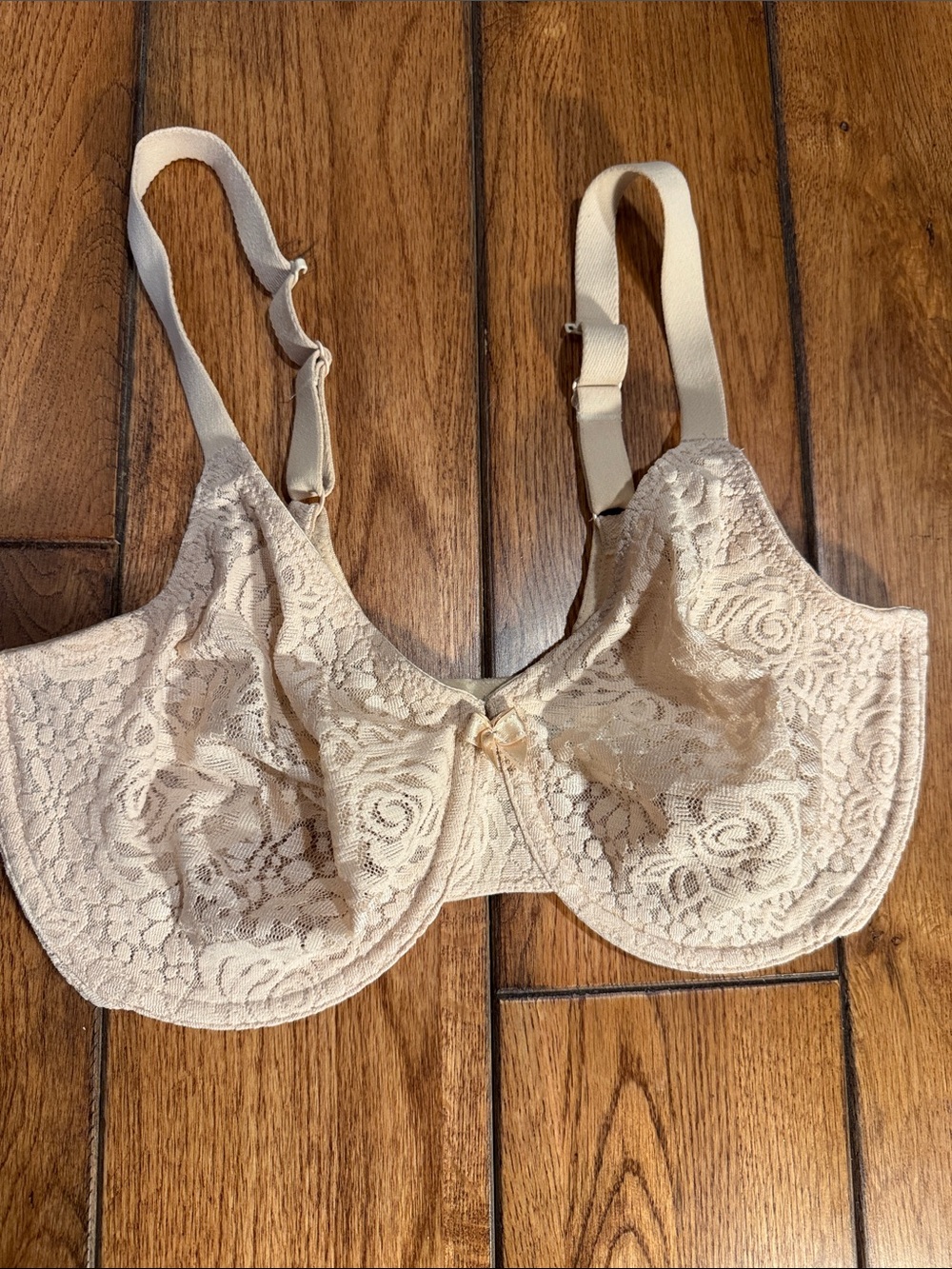 Wacoal Lace Full-Cup Underwire Bra in Nude sz. 34DD